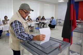 Dans la région de Donetsk, des électeurs ont déposé des bulletins de vote ornés de l'aigle russe bicéphale.
